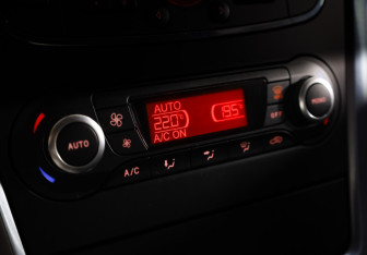 Подержанный автомобиль Ford Mondeo Sedan 2013 года (15 фото)