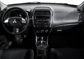 Подержанный автомобиль Mitsubishi ASX 2012 года (14 фото)