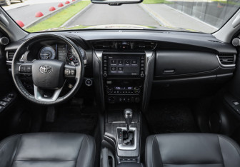Подержанный автомобиль Toyota Fortuner 2021 года (14 фото)