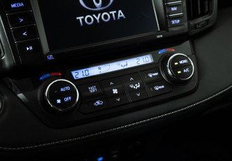 Подержанный автомобиль Toyota RAV4 2018 года (19 фото)