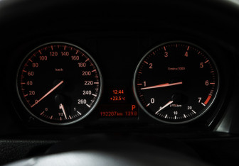 Подержанный автомобиль BMW X1 2013 года (12 фото)