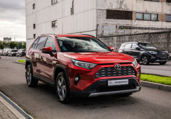 Подержанный автомобиль Toyota RAV4 2021 года (5 фото)