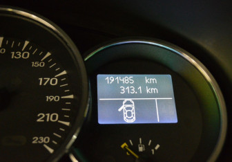 Подержанный автомобиль Renault Fluence 2011 года (15 фото)