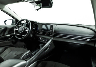 Подержанный автомобиль Hyundai Elantra Sedan 2021 года (9 фото)