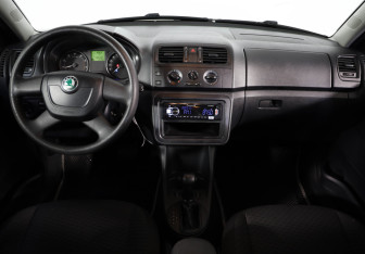 Подержанный автомобиль Skoda Fabia Hatchback 2012 года (9 фото)