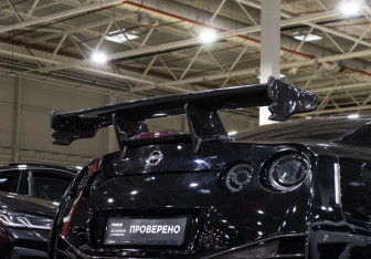 Подержанный автомобиль Nissan GT-R 2011 года (9 фото)