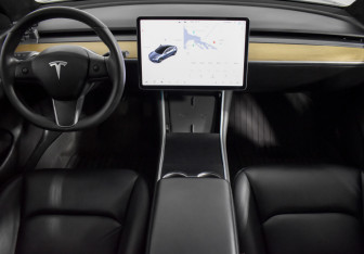 Подержанный автомобиль Tesla Model 3 2019 года (13 фото)