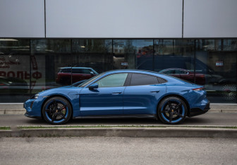 Подержанный автомобиль Porsche Taycan 2020 года (10 фото)