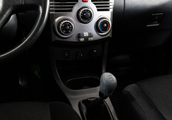 Подержанный автомобиль Daihatsu Terios 2006 года (11 фото)