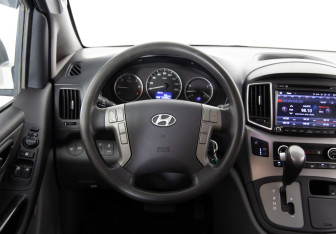 Подержанный автомобиль Hyundai Grand Starex 2016 года (10 фото)