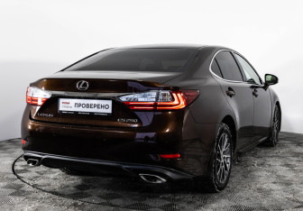 Подержанный автомобиль Lexus ES 2016 года (6 фото)
