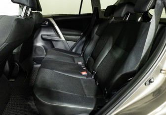Подержанный автомобиль Toyota RAV4 2015 года (10 фото)