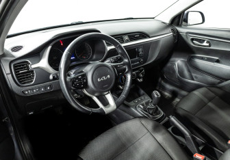 Подержанный автомобиль Kia Rio Hatchback 2021 года (11 фото)