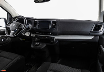 Подержанный автомобиль Peugeot Traveller 2019 года (9 фото)