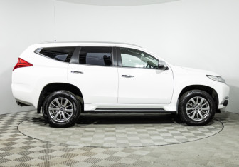Подержанный автомобиль Mitsubishi Pajero Sport 2018 года (4 фото)