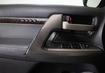 Подержанный автомобиль Toyota Land Cruiser Suv 2008 года (16 фото)