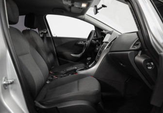 Подержанный автомобиль Opel Astra Hatchback 2011 года (17 фото)