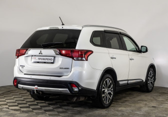 Подержанный автомобиль Mitsubishi Outlander 2015 года (5 фото)