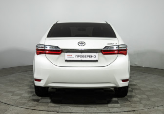 Подержанный автомобиль Toyota Corolla Sedan 2016 года (6 фото)