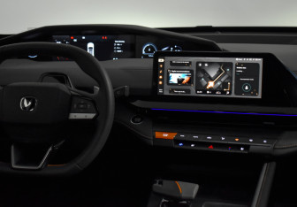 Подержанный автомобиль Changan UNI-V 2023 года (19 фото)