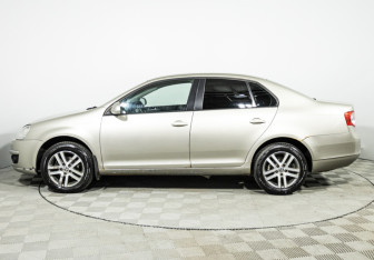 Подержанный автомобиль Volkswagen Jetta Sedan 2009 года (8 фото)