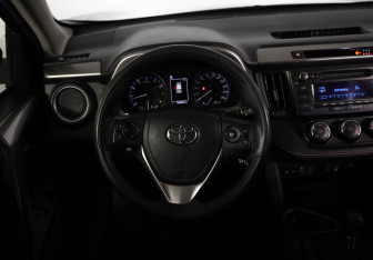 Подержанный автомобиль Toyota RAV4 2015 года (11 фото)