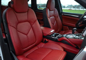 Подержанный автомобиль Porsche Cayenne 2016 года (25 фото)