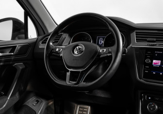 Подержанный автомобиль Volkswagen Tiguan 2019 года (17 фото)