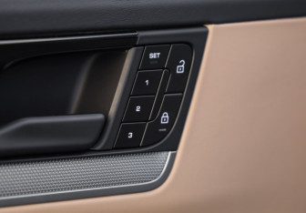 Подержанный автомобиль Porsche Cayenne 2025 года (25 фото)