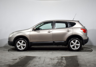 Подержанный автомобиль Nissan Qashqai 2008 года (8 фото)