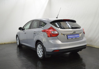 Подержанный автомобиль Ford Focus Hatchback 2012 года (7 фото)