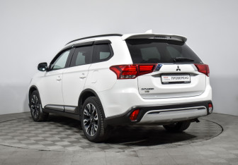 Подержанный автомобиль Mitsubishi Outlander 2021 года (7 фото)