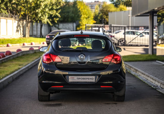 Подержанный автомобиль Opel Astra Hatchback 2011 года (7 фото)