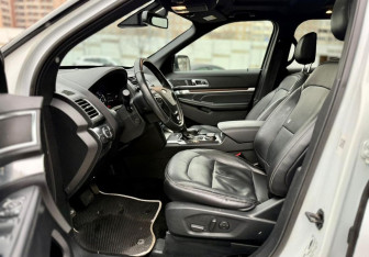 Подержанный автомобиль Ford Explorer 2019 года (11 фото)