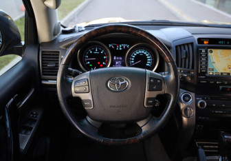 Подержанный автомобиль Toyota Land Cruiser Suv 2008 года (9 фото)