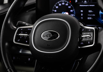 Подержанный автомобиль Kia Carnival 2021 года (11 фото)