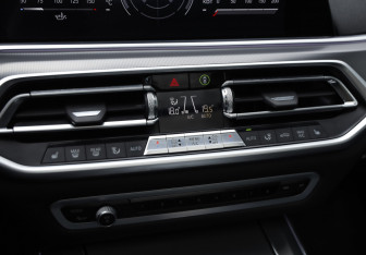 Подержанный автомобиль BMW X5 2020 года (25 фото)