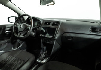 Подержанный автомобиль Volkswagen Polo Sedan 2017 года (9 фото)
