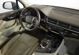 Подержанный автомобиль Audi Q7 2016 года (8 фото)