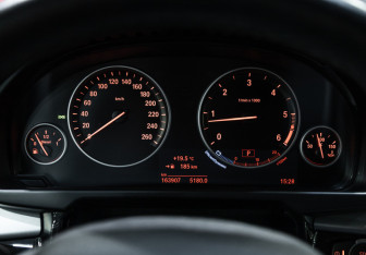 Подержанный автомобиль BMW X5 2015 года (14 фото)