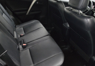 Подержанный автомобиль Toyota RAV4 2017 года (13 фото)