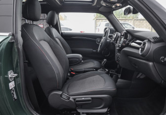 Подержанный автомобиль MINI Hatch 2020 года (26 фото)