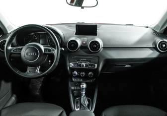Подержанный автомобиль Audi A1 2016 года (13 фото)