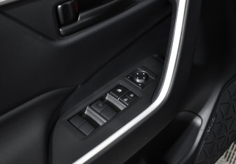 Подержанный автомобиль Toyota RAV4 2022 года (10 фото)
