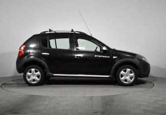 Подержанный автомобиль Renault Sandero 2013 года (4 фото)
