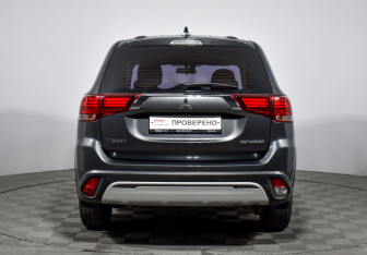Подержанный автомобиль Mitsubishi Outlander 2019 года (6 фото)