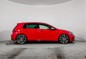Подержанный автомобиль Volkswagen Golf R Hatchback 2019 года (4 фото)