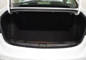 Подержанный автомобиль Renault Fluence 2012 года (16 фото)