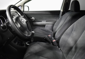 Подержанный автомобиль Nissan Tiida Hatchback 2013 года (10 фото)