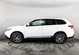 Подержанный автомобиль Mitsubishi Outlander 2018 года (8 фото)